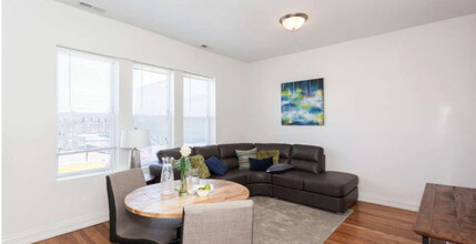 4046 N Milwaukee Ave in Chicago, IL - Building Photo - Building Photo