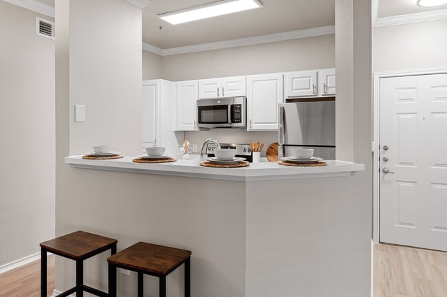 Creekside 121 Apartments in Carrollton, TX - Foto de edificio - Building Photo