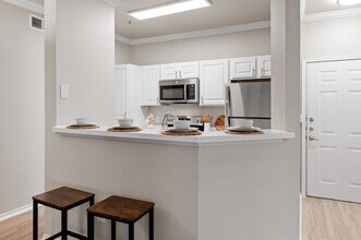 Creekside 121 Apartments in Carrollton, TX - Foto de edificio - Building Photo