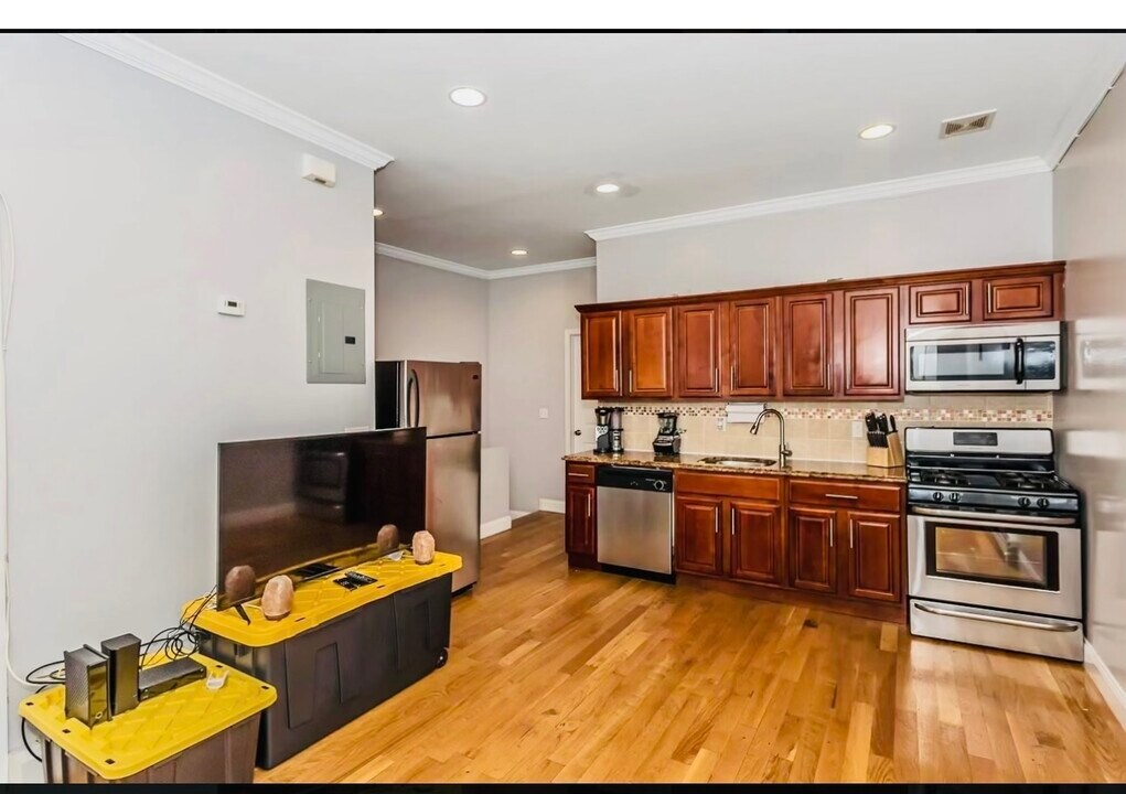 10447 Atlantic Ave in Richmond Hill, NY - Building Photo