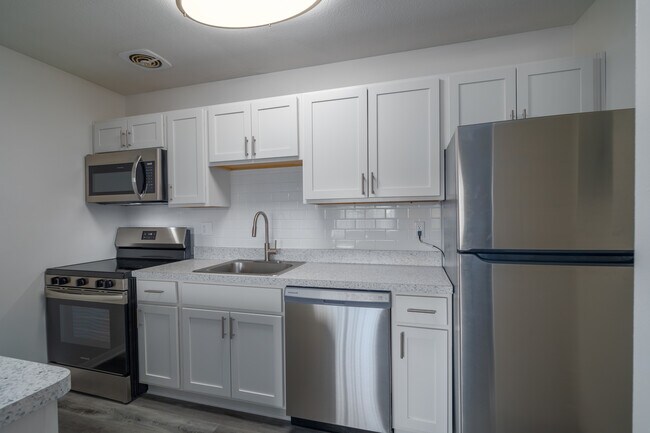 Foxtail Glen on White Pond in Akron, OH - Building Photo - Interior Photo