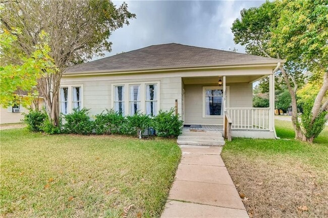 1319 Davis St in Taylor, TX - Building Photo - Building Photo