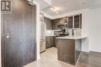 18 Yorkville Ave in Toronto, ON - Building Photo - Building Photo