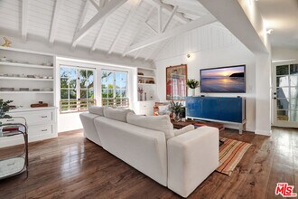 3531 Wonder View Dr in Los Angeles, CA - Building Photo - Building Photo