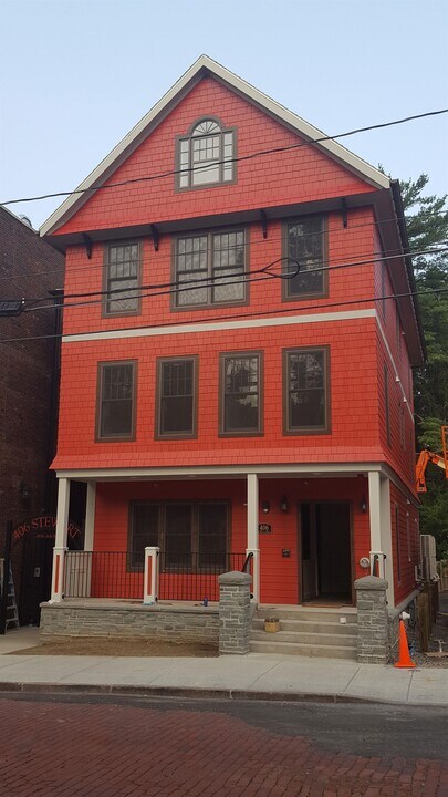 406 Stewart Ave, Unit First Floor Apartment 1 in Ithaca, NY - Building Photo