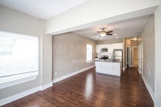 2029 N College Ave in Indianapolis, IN - Foto de edificio - Building Photo