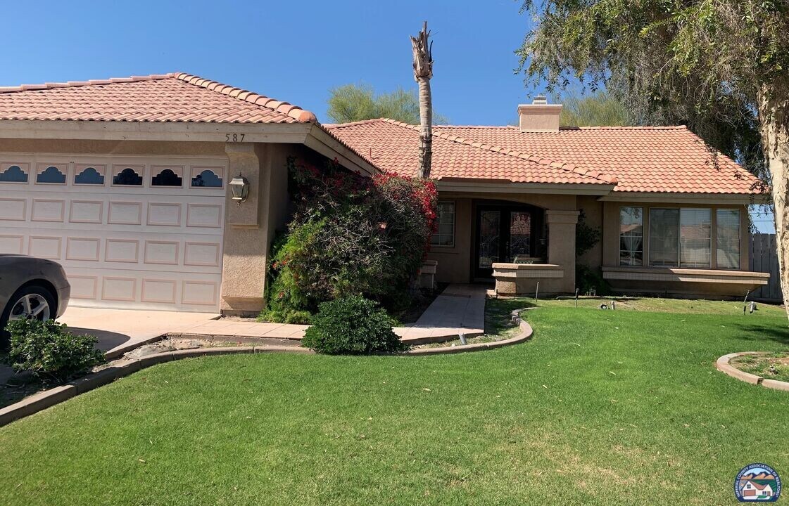 587 Wild Rose Ln in Imperial, CA - Building Photo