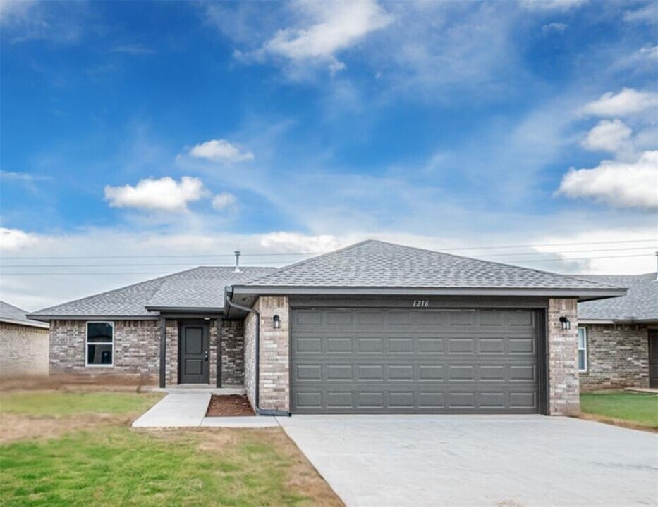 1626 Highland Loop in Guthrie, OK - Building Photo