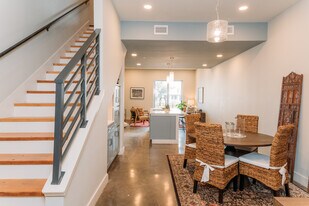 210 W Peden Alley in San Antonio, TX - Building Photo