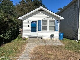 143 8th St in Keansburg, NJ - Building Photo