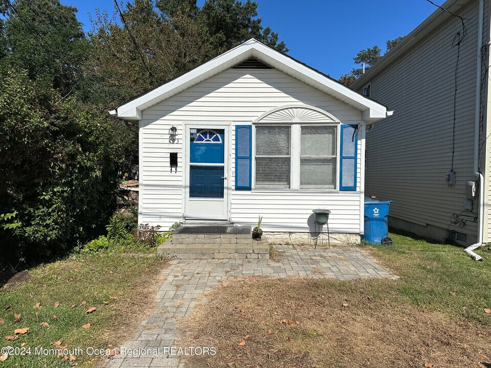 143 8th St in Keansburg, NJ - Building Photo