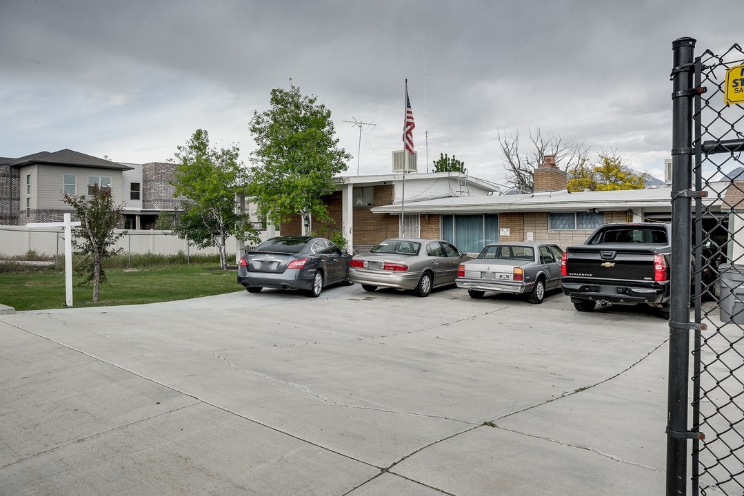 10879 S Redwood Rd in South Jordan, UT - Building Photo