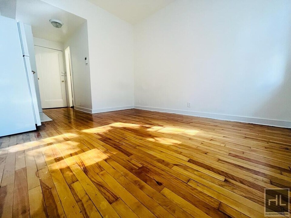East 61 Street in New York, NY - Building Photo