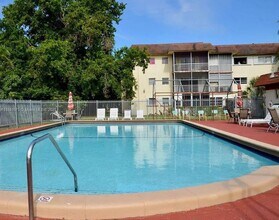 4047 NW 16th St in Lauderhill, FL - Building Photo - Building Photo