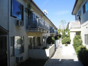 Roscoe Apartments in Winnetka, CA - Foto de edificio - Building Photo