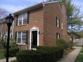 2550 D S Arlington Mill Dr in Arlington, VA - Building Photo