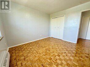 363-363 Lakeshore Rd E in Mississauga, ON - Building Photo - Building Photo