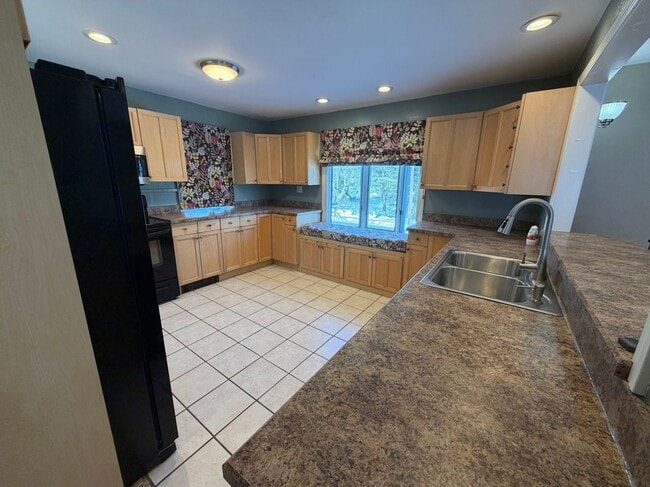 332 Lydall St in Manchester, CT - Building Photo - Building Photo