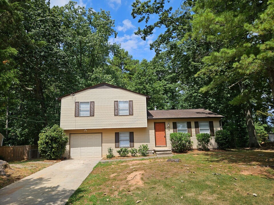 2002 Smith Dr in Kennesaw, GA - Building Photo