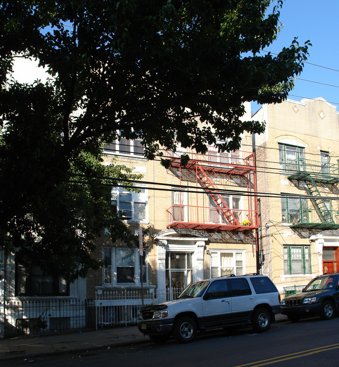 18 Broadway in Jersey City, NJ - Building Photo