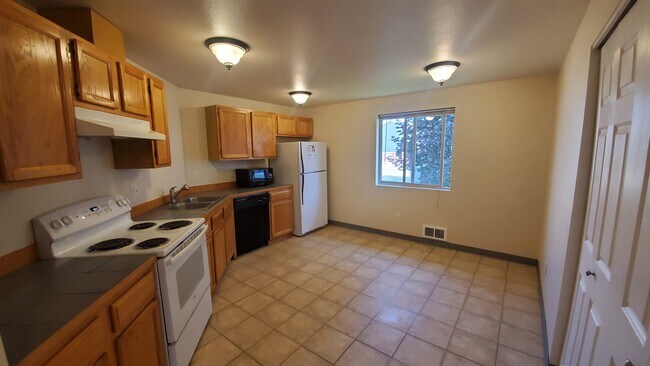 2112 Yellowstone St in Ellensburg, WA - Foto de edificio - Building Photo