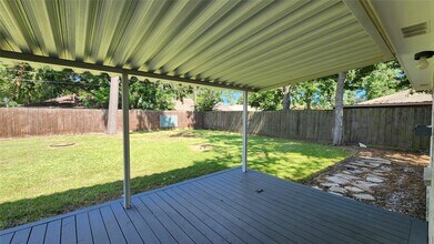 223 Sycamore Dr in Highlands, TX - Building Photo - Building Photo