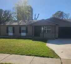 321 N Cottonwood Dr in Richardson, TX - Building Photo