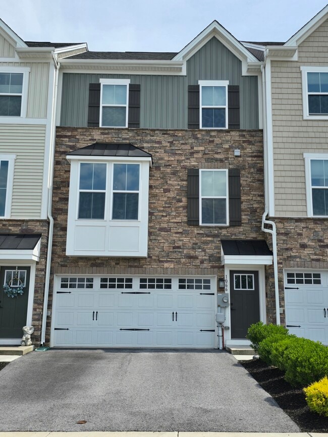 1066 Rosecroft Ln in York, PA - Foto de edificio - Building Photo