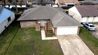 13610 Piney Oaks Dr in Houston, TX - Building Photo