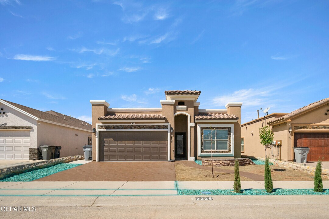2225 Amber Point Pl in El Paso, TX - Building Photo