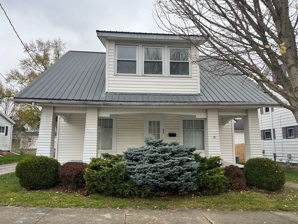 606 Edgehill Ave in Ashland, OH - Foto de edificio