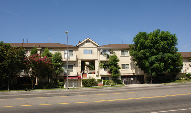 NoVa Townhomes in Canoga Park, CA - Foto de edificio - Building Photo