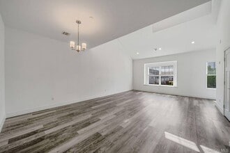 725 Eastview Dr in Central Islip, NY - Building Photo - Building Photo
