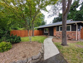 5713-5713 64th St W in University Place, WA - Building Photo - Building Photo
