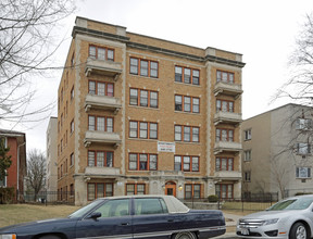 2912 W Wells St in Milwaukee, WI - Foto de edificio - Building Photo