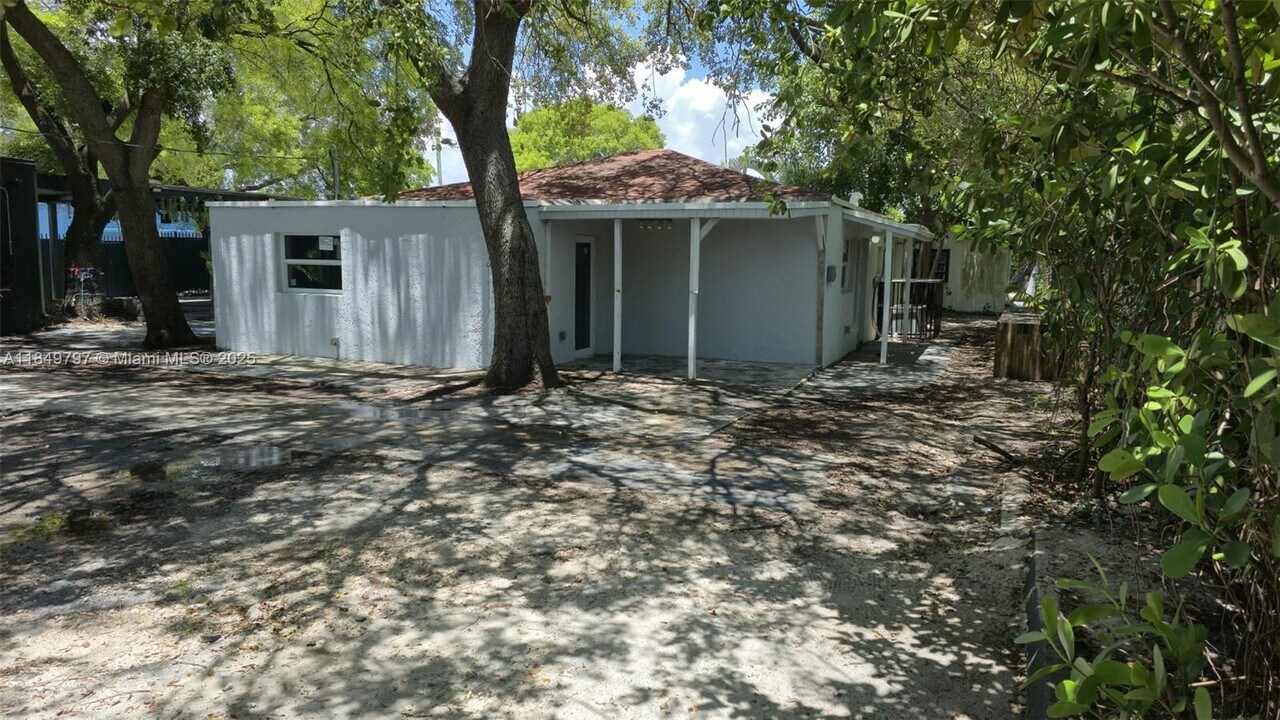 181 NW 44th St in Miami, FL - Building Photo
