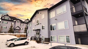 930 11 St in Cold Lake, AB - Building Photo