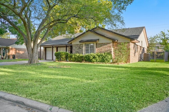 5013 Camden Ln in Pearland, TX - Building Photo - Building Photo