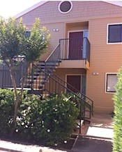 Lakeside Condominiums in Fresno, CA - Building Photo - Building Photo