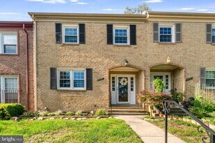 7481 Jayhawk St in Annandale, VA - Building Photo