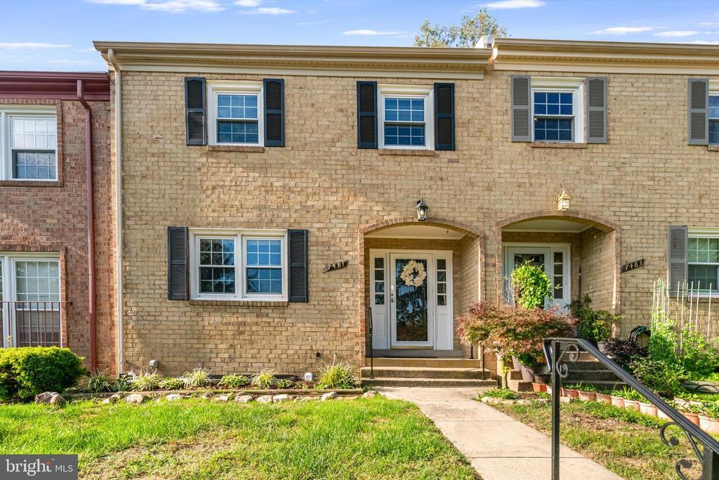 7481 Jayhawk St in Annandale, VA - Building Photo