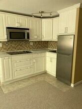 256 Mountain Rd, Unit Bright Fresh Quiet Studio in Ridgefield, CT - Building Photo - Building Photo