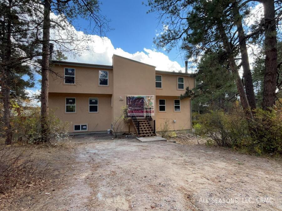 1527 Spring Valley Dr in Colorado Springs, CO - Foto de edificio