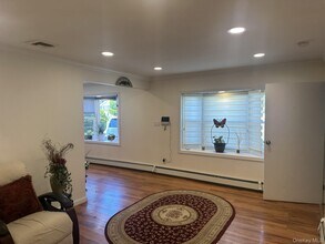 1 Hamlet Rd in Levittown, NY - Building Photo - Building Photo