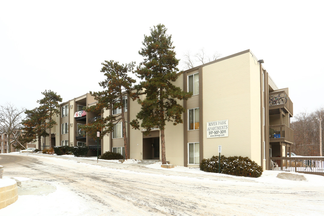 River Park Apartments in East Lansing, MI - Building Photo