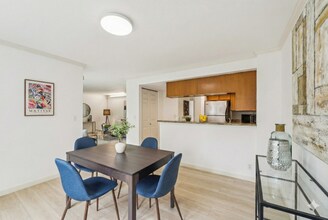 12036 100th Avenue Northeast, Unit K202 in Kirkland, WA - Foto de edificio - Building Photo