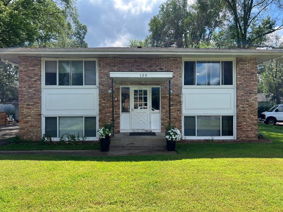 120 Mississippi Place NE, Unit 4 in Fridley, MN - Foto de edificio