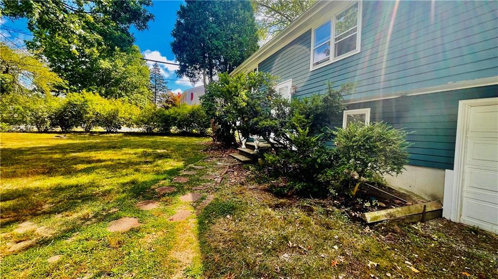 1069 Green End Ave in Middletown, RI - Building Photo