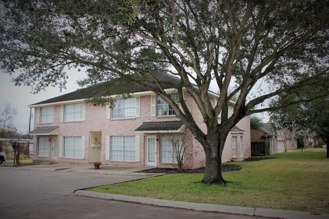 347 Stone Hill Dr in Brenham, TX - Building Photo