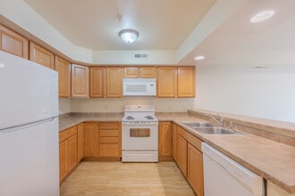 University Falls Student Housing in River Falls, WI - Foto de edificio - Interior Photo